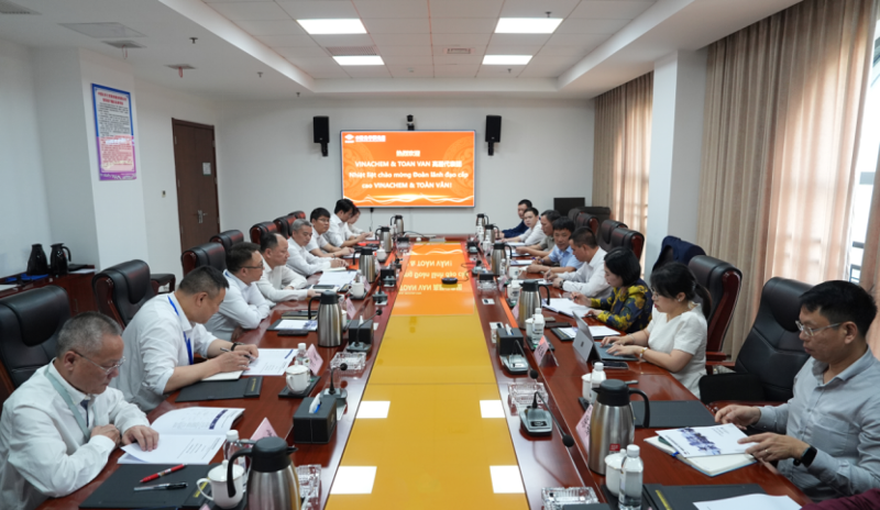 周鴻會見越南化學工業總公司寧平氮肥廠總經理阮日憲、越南三云綜合貿易股份公司董事長謝氏青云