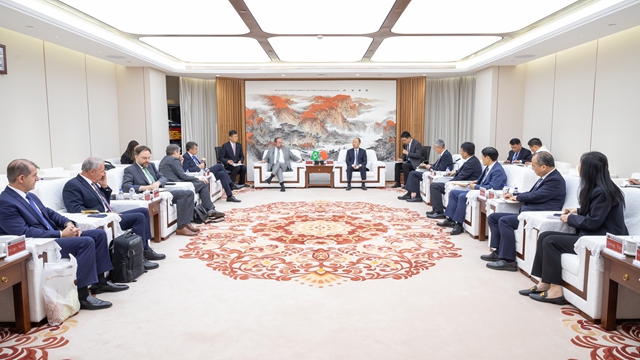 莫鼎革與巴西礦產(chǎn)與能源部部長亞歷山大·西爾韋拉舉行會(huì)談